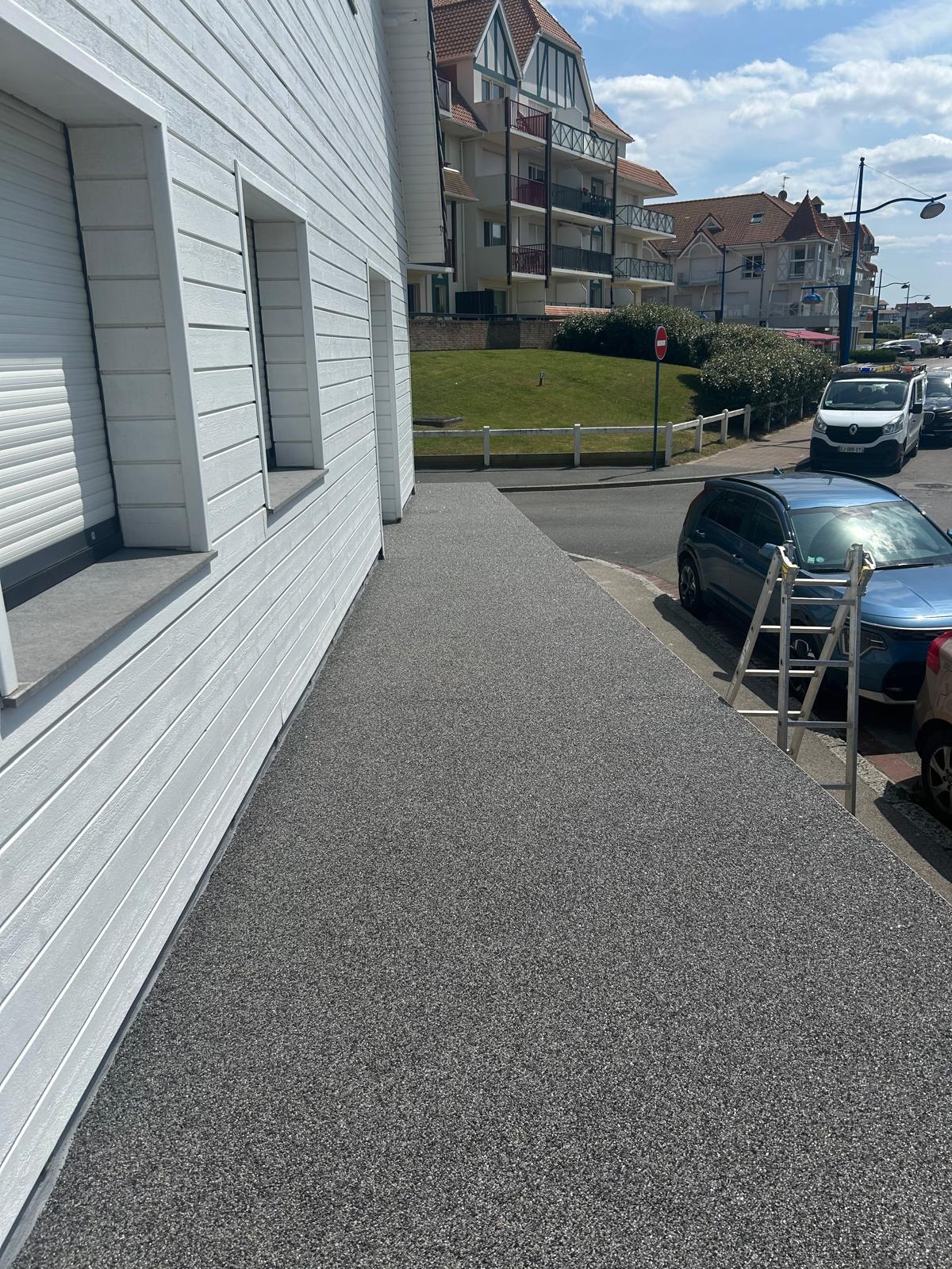 Allée en tapis moquette de granulats de marbre