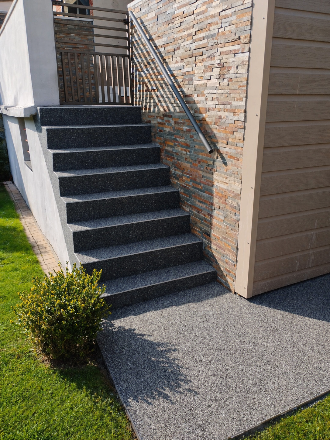 Escalier extérieur revêtu de tapis moquette en granulats de marbre