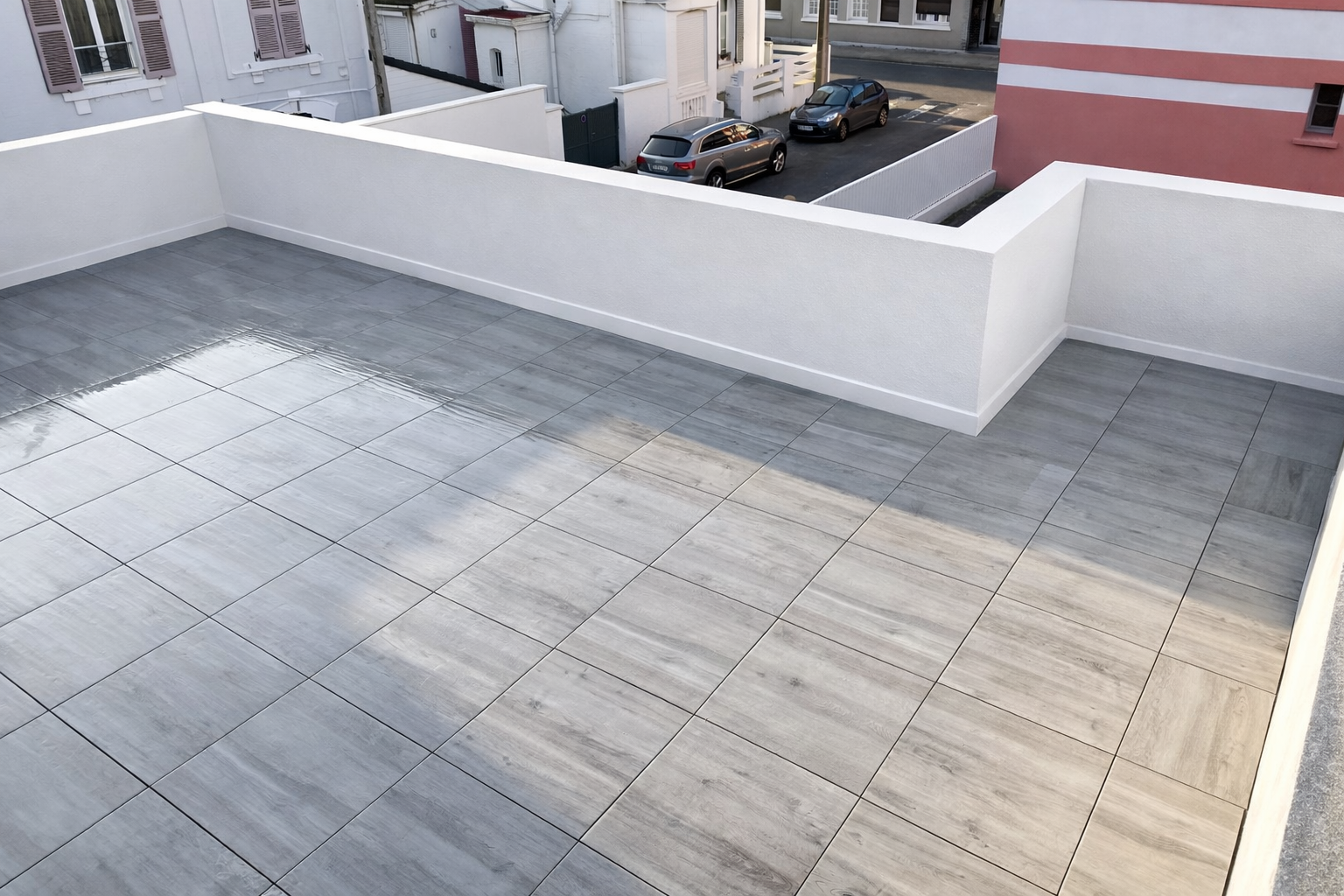Terrasse d'appartement en dalles sur plots après étanchéité